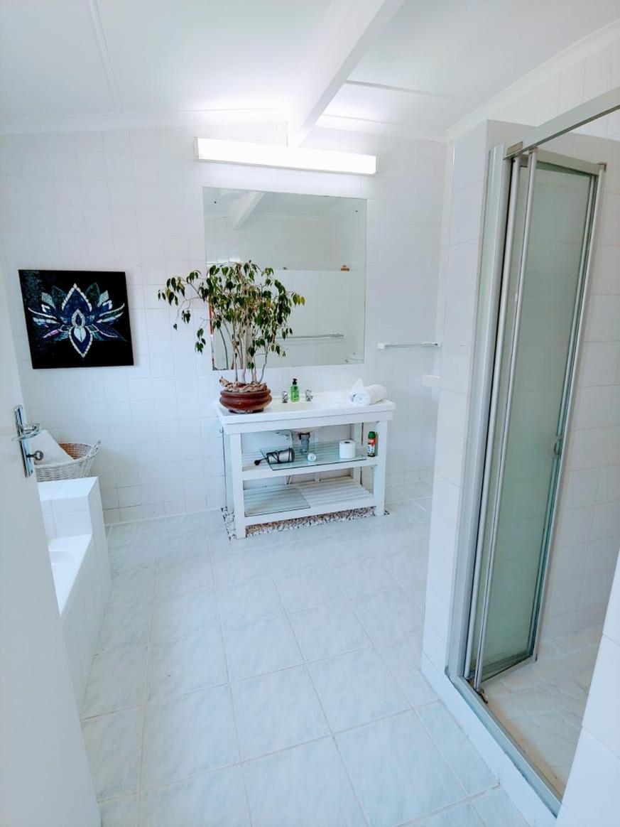 Bamboo Beach Seaside House Hotel Hermanus Bagian luar foto